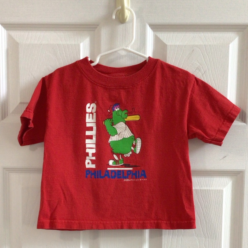 ADORABLE KIDS PHILLIES shirt!